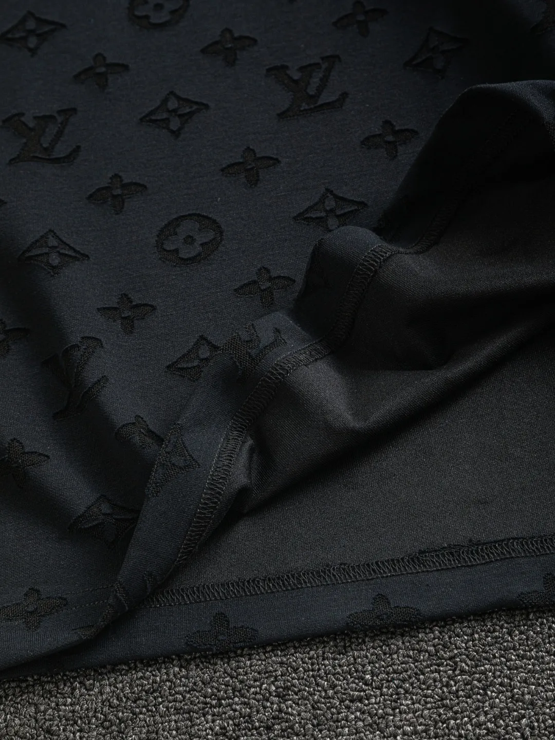 🅿️200 Louis Vuitton Louis Vuitton 1V slightly wide version S-XL 25SS LV new product counter catwalk style full body cut burnt letter logo heavy craftsmanship same style for men and women! Short-sleeves are not the same as the general public, but must be unique and eye-catching. This LV short-sleeves is all about quality, comfort, consistent style, fashion, including fabrics and cutting techniques, all of which have been made with great effort! 320 grams of washed pure cotton fabric, pure cotton is breathable, very refreshing and comfortable for daily wear. The rib knitting on the neckline is smooth and tight, and the neckline will not be skewed if you toss it at will. The loose version, you will find that it looks really good on the upper body. The overall is minimalist and neat, super versatile for daily use! Pair it casually with a pair of pants for a youthful look. A T-shirt will make your outfit crazy. It is a fashionable item that can never go wrong! Black, white, blue purple Size: S-XL Size chart: S: Shoulder width 50-Bust 54-Length 70 M: Shoulder width 52-Bust 56.5-Length 72 L: Shoulder width 54-Bust 59-Length 74 XL: Shoulder width 56-Bust 61.5-Length 76